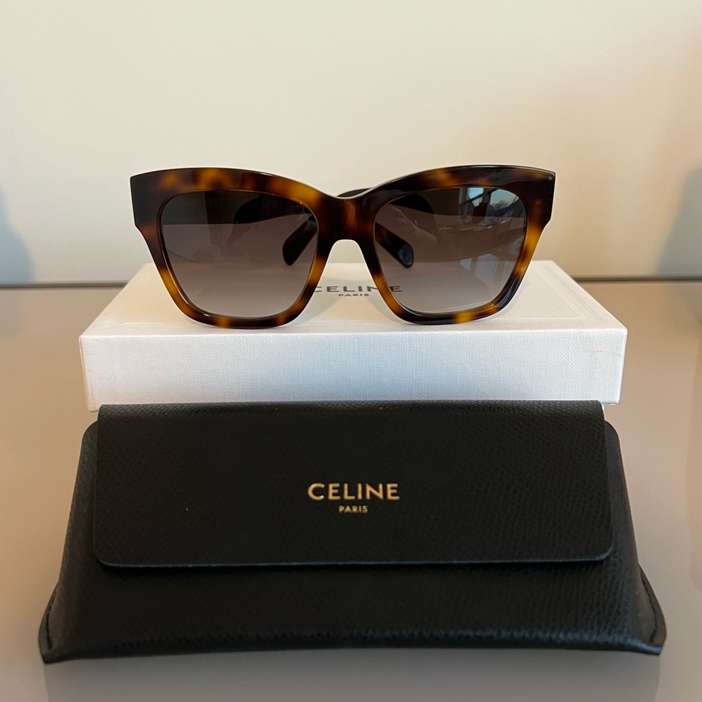 Never Worn: Celine Triomphe CL40253I Sunglasses - Blonde Havana/Roviex G… - Picture 4 of 7